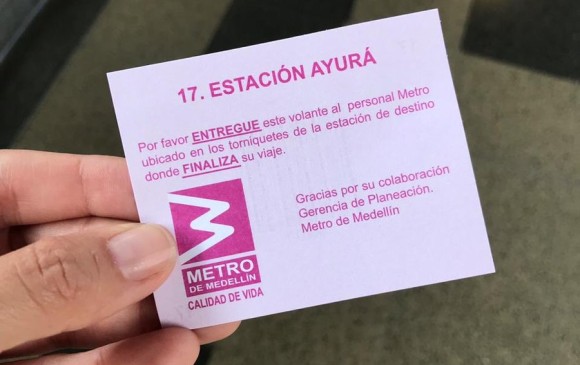 Para esto son los volantes que están entregando hoy en el Metro