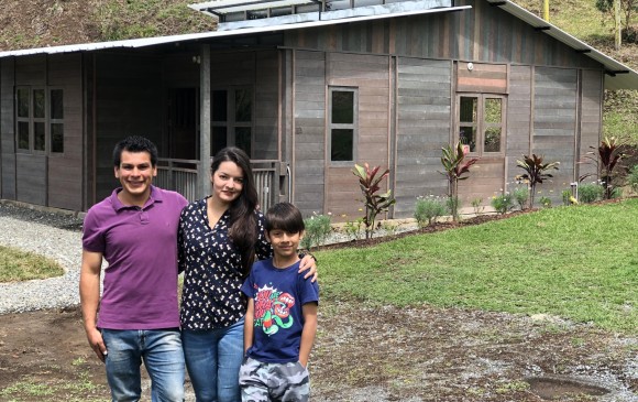 Donan casa fabricada con plástico reciclado a familia de El Retiro