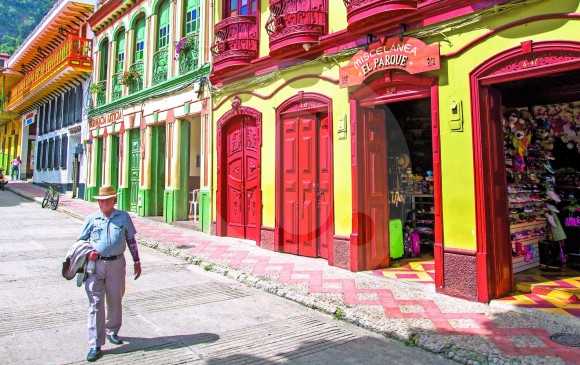 EFE | PUBLICADO HACE 54 MINUTOS Las pizzas, las hamburguesas y las patatas fritas volverán a servirse en los comedores de los colegios de EE.UU. por orden del presidente estadounidense, Donald Trump, que este viernes acabó con los estándares nutricionales que impulsó la exprimera dama Michelle Obama.  Trump, además, tomó esa decisión en el cumpleaños de Michelle, que durante sus ocho años en la Casa Blanca tomó varias medidas para acabar con el problema de la obesidad infantil.  PUBLICIDAD  Ads by Teads Las nuevas reglas permitirán a las escuelas reducir la cantidad de verduras y frutas que debe incluir el menú escolar y les facilitará ofrecer más pizzas, hamburguesas y patatas fritas. Además, los colegios podrán disminuir la variedad de los alimentos frescos que se da a los estudiantes.  La normativa fue dada a conocer hoy por una agencia del Departamento de Agricultura de EE.UU. cuya responsabilidad es diseñar las comidas que alimentan a casi 30 millones de estudiantes en 99.000 escuelas.  PUBLICIDAD  Ads by Teads “Las escuelas y los distritos escolares continúan diciéndonos que todavía hay demasiados desperdicios de alimentos y que se necesita una mayor flexibilidad para proporcionar a los estudiantes comidas nutritivas y apetitosas. Les hemos escuchado y nos hemos puesto a trabajar”, dijo el secretario de Agricultura, Sony Perdue, en un comunicado.  Las nuevas reglas fueron rechazadas por grupos preocupados por la nutrición de los niños como la “Asociación para una América más saludable”, que preside Michelle Obama de forma honorífica.  En un comunicado, su directora, Nancy E. Roman, afirmó que la normativa es “un paso en la dirección equivocada” y consideró que, “poniendo la política a un lado, la ciencia ha demostrado que debe incrementarse el consumo de frutas y vegetales” por su efecto favorable en la salud, especialmente para los menores.  Entretanto, otros grupos, como el Consejo Nacional de la Patata, celebraron la nueva normativa.  El Consejo Nacional de la Patata, un grupo de presión para potenciar el consumo de ese alimento, aseguró en Twitter que ese producto contiene las cantidades de proteínas, fibras y carbohidratos que “los niños en edad escolar necesitan para éxito en sus escuelas”.  Desde que llegó a la Casa Blanca en enero de 2017, Trump ha relajado los estándares sobre nutrición de las escuelas.  Por ejemplo, en 2019, el Departamento de Agricultura suavizó unas reglas que obligan a los colegios a tener disponible leche desnata para aquellos alumnos que la solicitaran.  En EE.UU., más de un tercio de los adultos y aproximadamente el 18 % de las personas entre 2 y 19 años son obesos, según los últimos datos de los Centros de Control y Prevención de Enfermedades (CDC, en inglés).