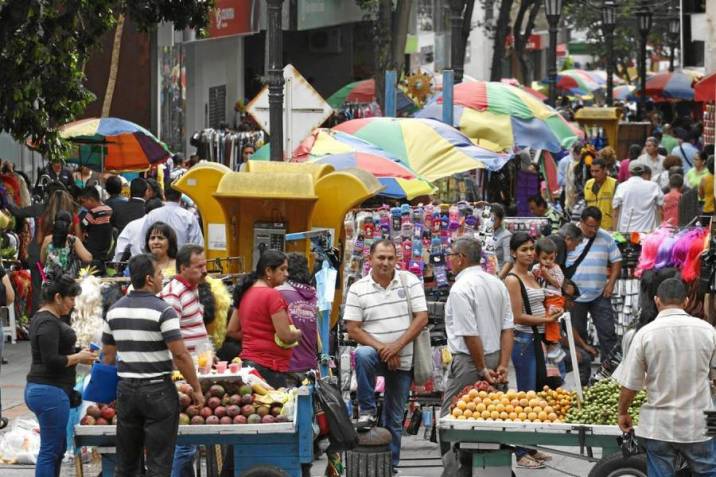 Gobierno evalúa opciones para el regreso del comercio informal