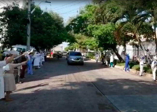 Con pañuelos blancos recibieron en clínica al doctor Buelvas, el médico amenazado