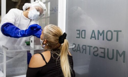 Proyecto de pruebas gratuitas de covid-19 que inició en el metro se extiende a otros espacios